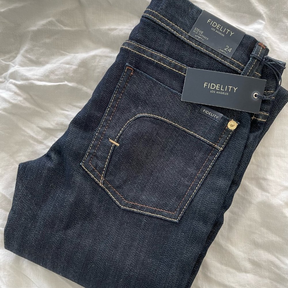 Brand new Fidelity Denim "Stevie" in Viper Rinse. Size 24, Mid Rise.